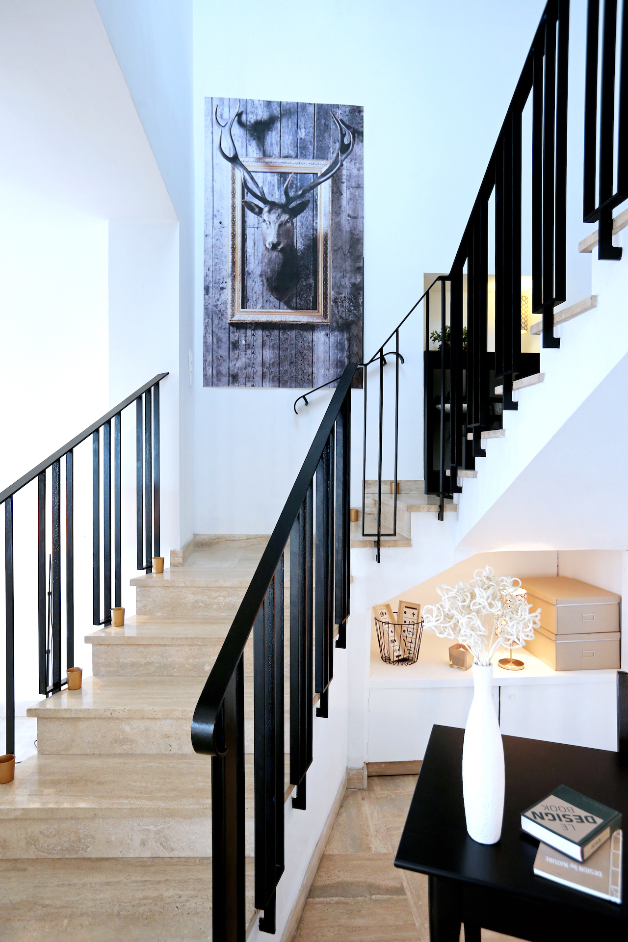 Ambiance Scandinave par Maison Modèle, Décoration d'intérieur UFDI sur Antibes, Cannes, Grasse, Nice 06 : vue d'une entrée avec escalier à rambarde noire