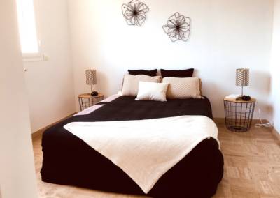 Home staging d'un appartement au Cannet par Maison Modèle, Home stager Expert et Décoratrice UFDI à Antibes 06 : Vue de la chambre et lit mis en place