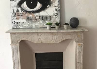 Home Staging Bien Vide La Colle sur Loup (06) Séjour meublé et décoré, par Maison Modèle, Home Stager & Décoratrice UFDI à Antibes 06 - une belle cheminée en marbre mise en valeur
